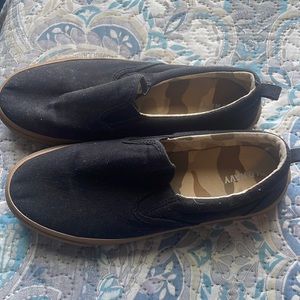 Black used old navy sneaker.